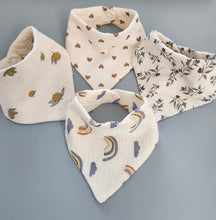 Cargar imagen en el visor de la galería, Bandana Baby Bib
